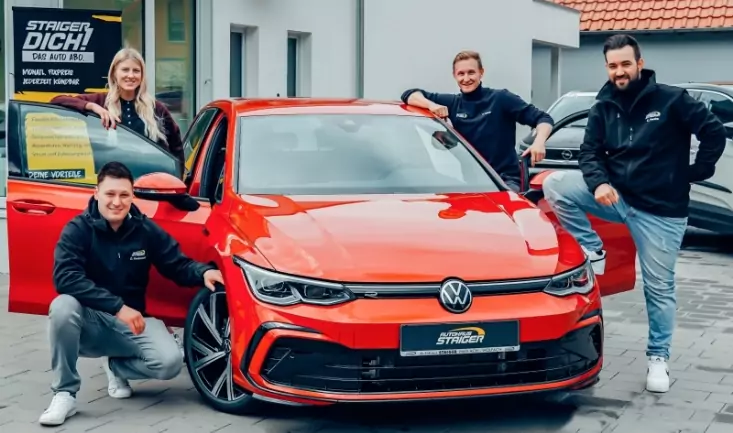 staiger-dich-team-neben-rotem-vw