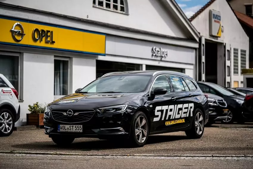 schwarzer-opel-vor-staiger-dich-gebäude-in-haslach