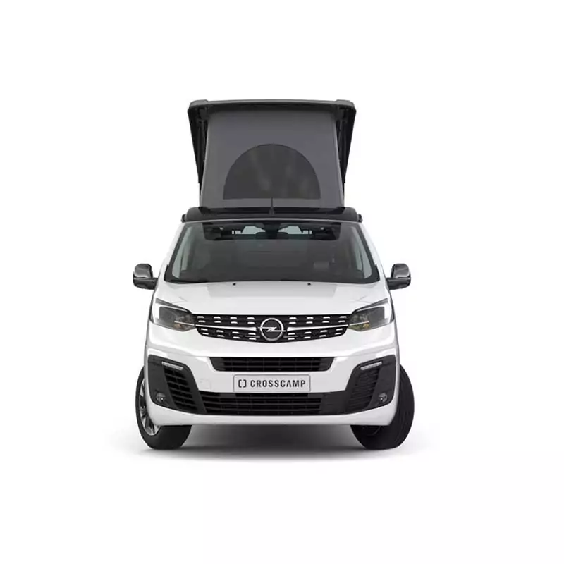 opel-zafira-crosscamp-vor-wei&szlig;em-hintergrund-ansicht-von-vorne