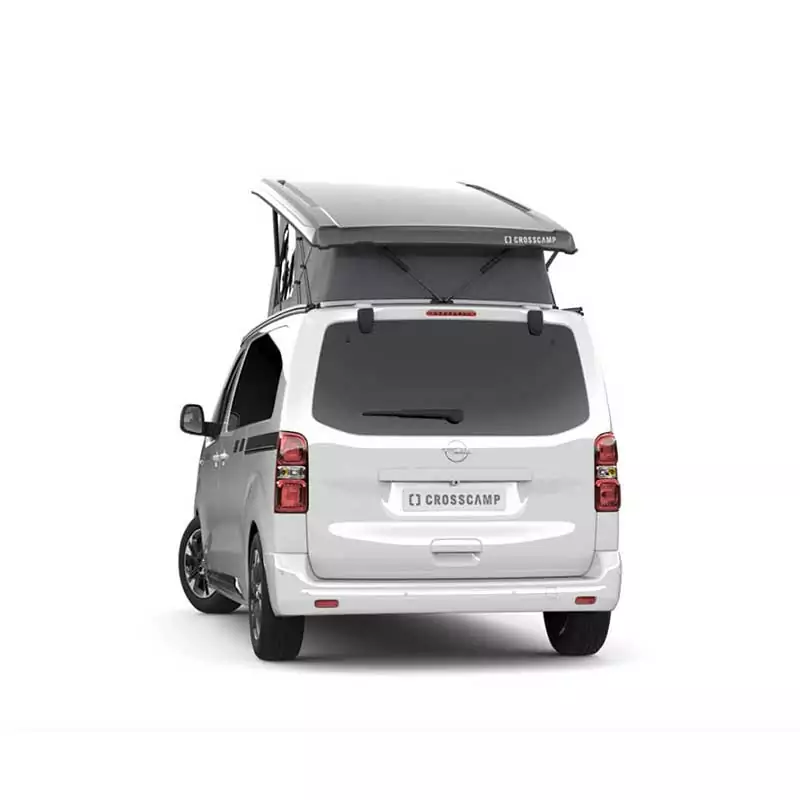 opel-zafira-crosscamp-vor-wei&szlig;em-hintergrund-ansicht-von-hinten