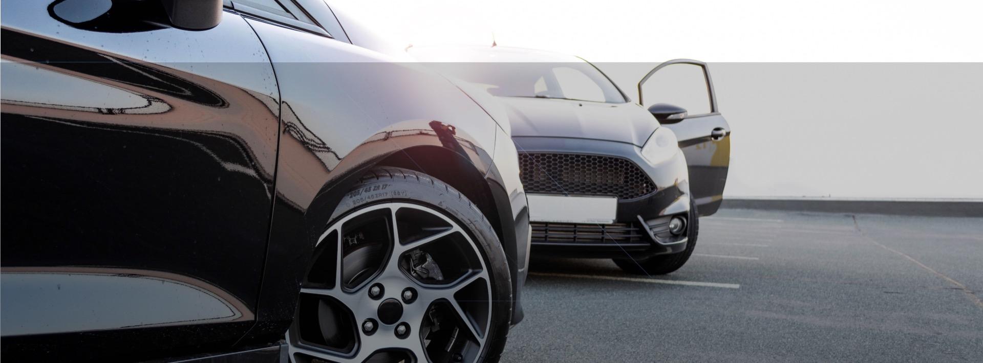 header-mit-zwei-schwarzen-autos